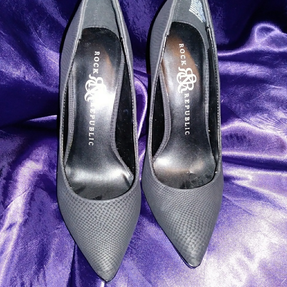 Black textured pumps